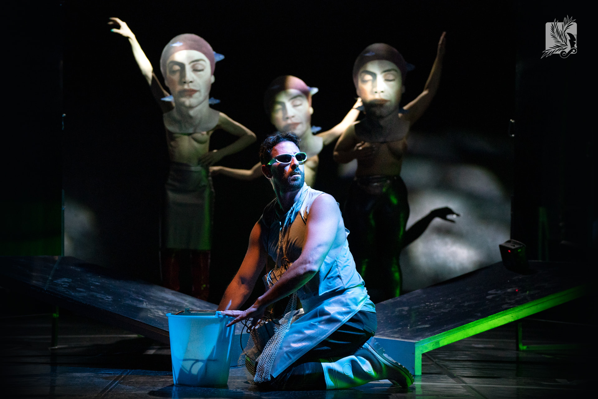 Joele Anastasi in scena, figura illuminata sul palco