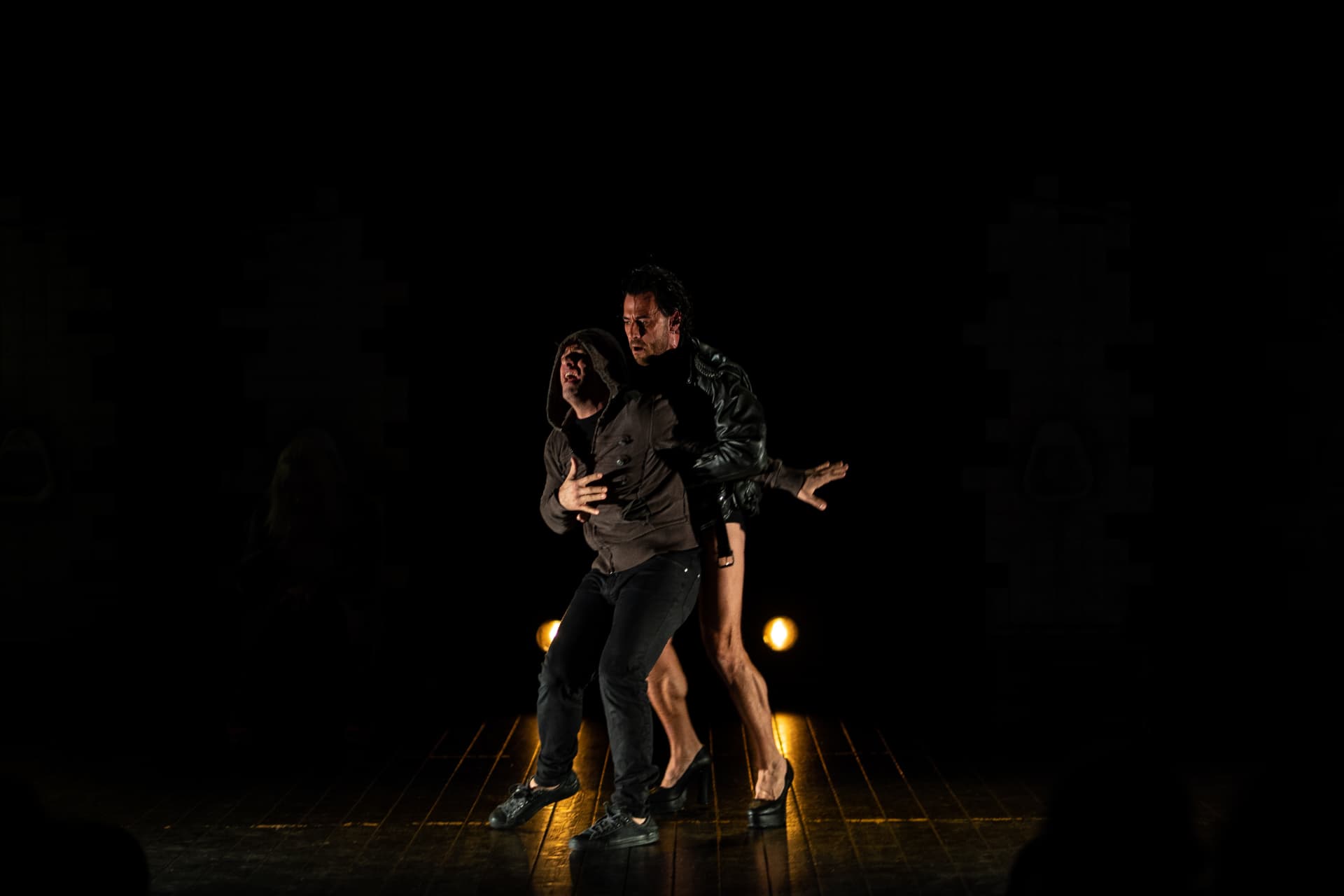 Joele Anastasi in scena in Battuage, corpo nella penombra